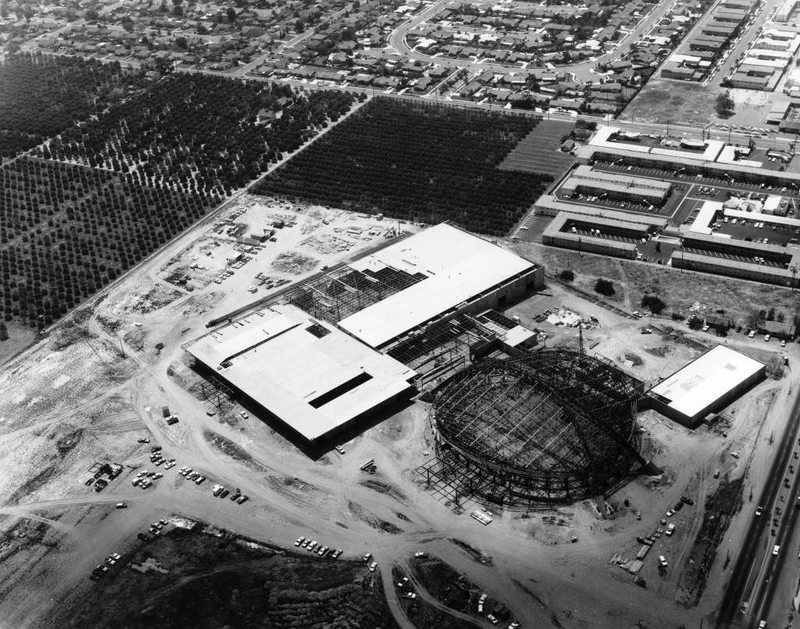 Illustration for article titled When Anaheim's Flying-Saucer Arena Touched Down Near Disneyland